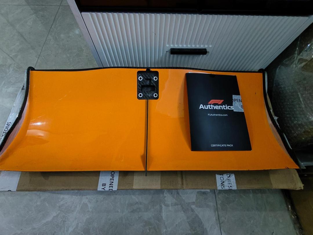 包含科技引领：最新赛车零部件亮相的词条