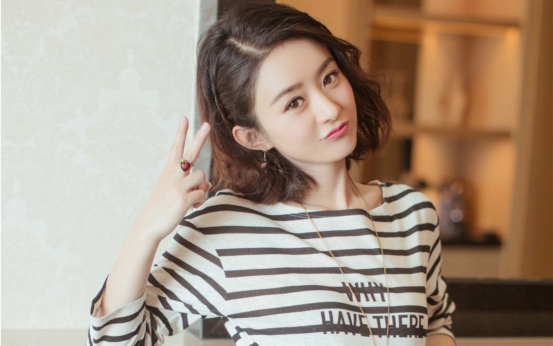 德国骑手弗洛尔·德·温内在2024年欧洲三项赛锦标赛中以“Thunder”马匹获得个人铜牌,表现出色。