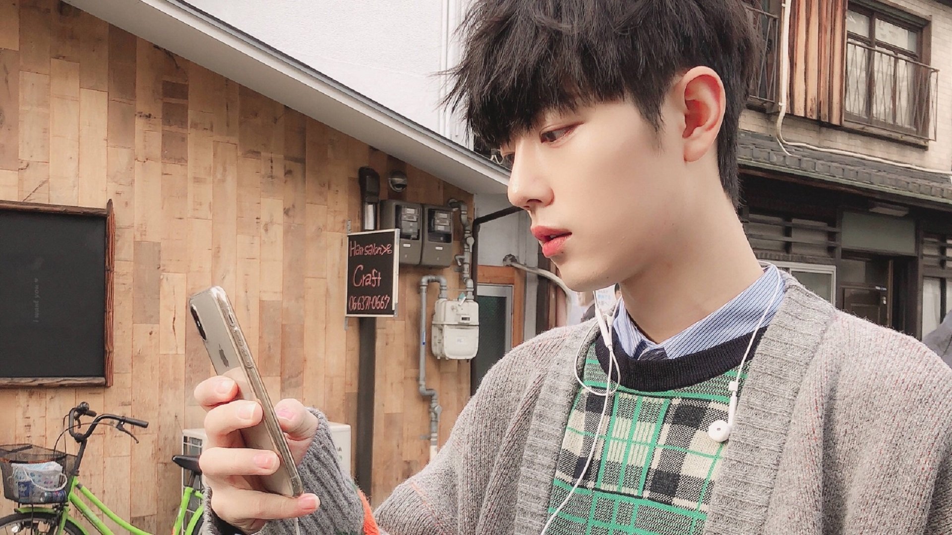 英格兰骑手莎拉·摩根在巴黎奥运会障碍赛中获得第十二名，展现坚韧精神。